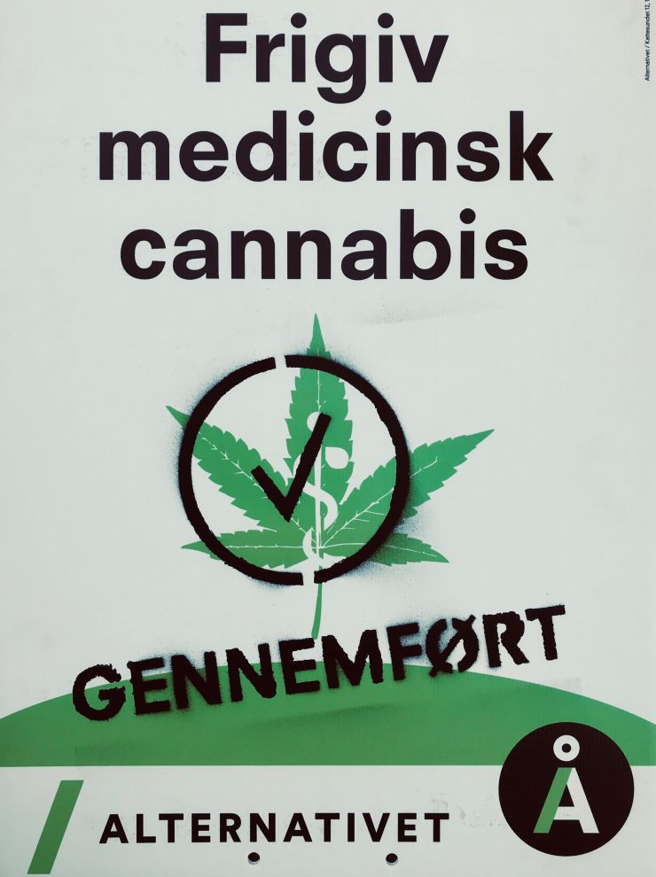 Billede af valgplakat med teksten "Frigiv medicinsk cannabis" hvor der er sprayet "Gennemført" på, med et gennemført symbol.